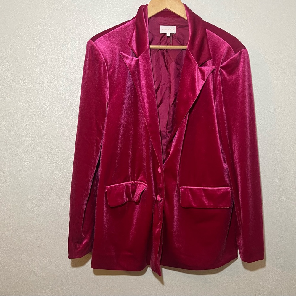 entro Velvet Blazer in Magenta